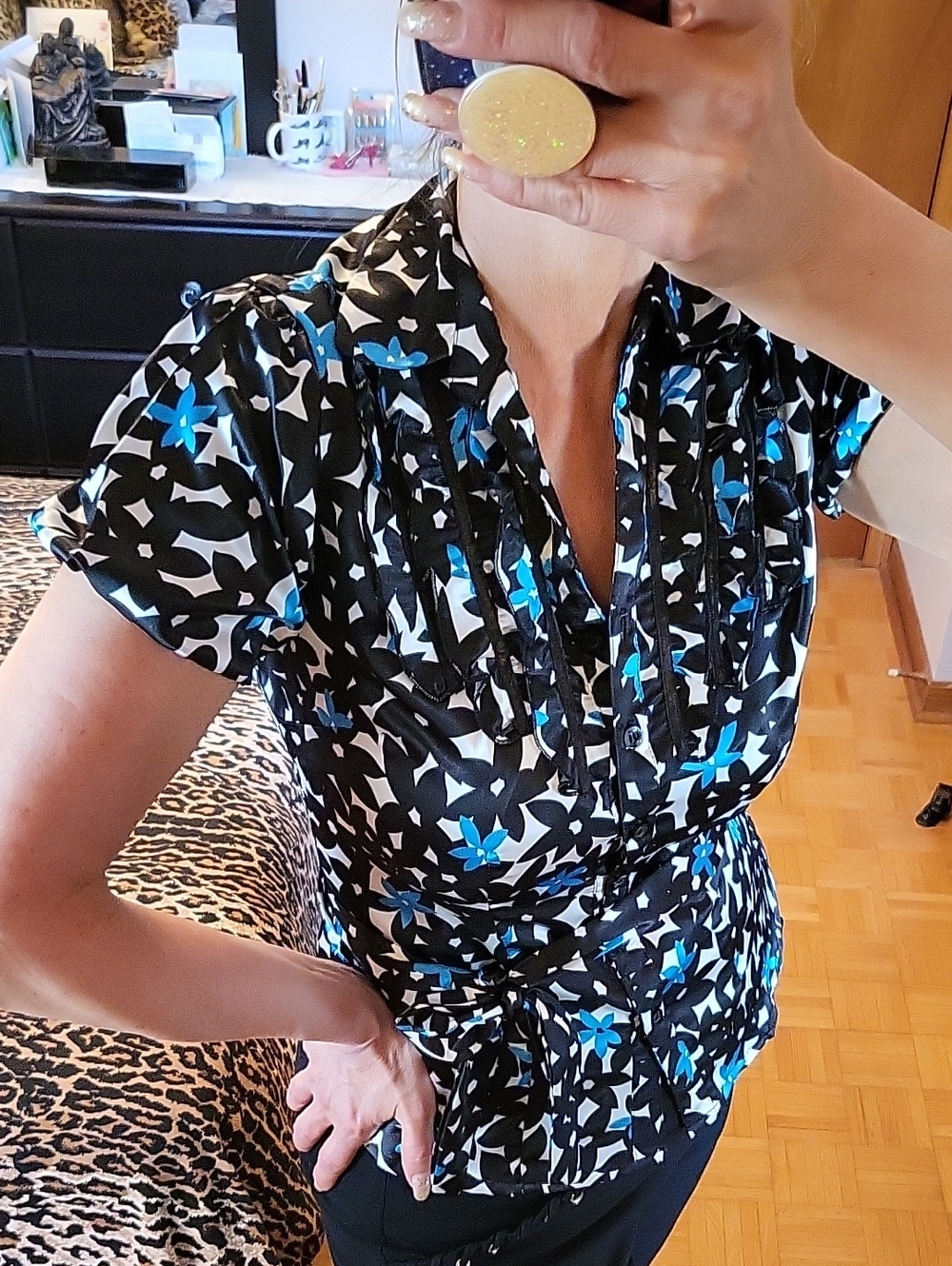 LIKE NEW Antilia Femme Black&White Floral Ruffle ShortSleeve Blouse Blue Accents